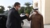 Predsednik Srbije Aleksandar Vučić pozdravlja se sa prestolonaslednikom UAE Mohamedom bin Zajedom el Nahjanom u Abu Dabiju (11. mart 2021.)