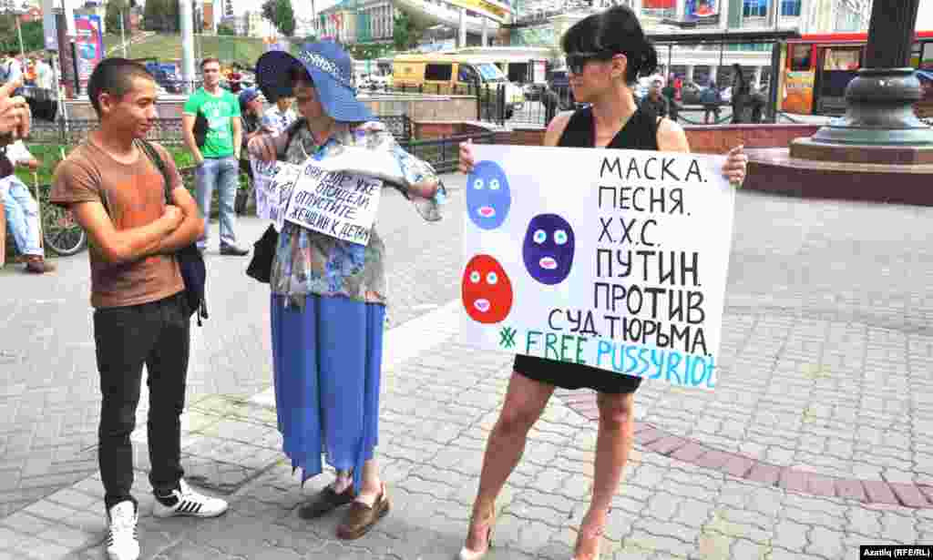 A rally in Kazan, in Russia's Tatarstan, is held in support of Pussy Riot on August 17.