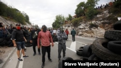 Demonstranti protiv ustoličenja mitropolita crnogorsko-primorskog Srpske pravoslavne crkve Joanikija na Cetinje (5. septembar)