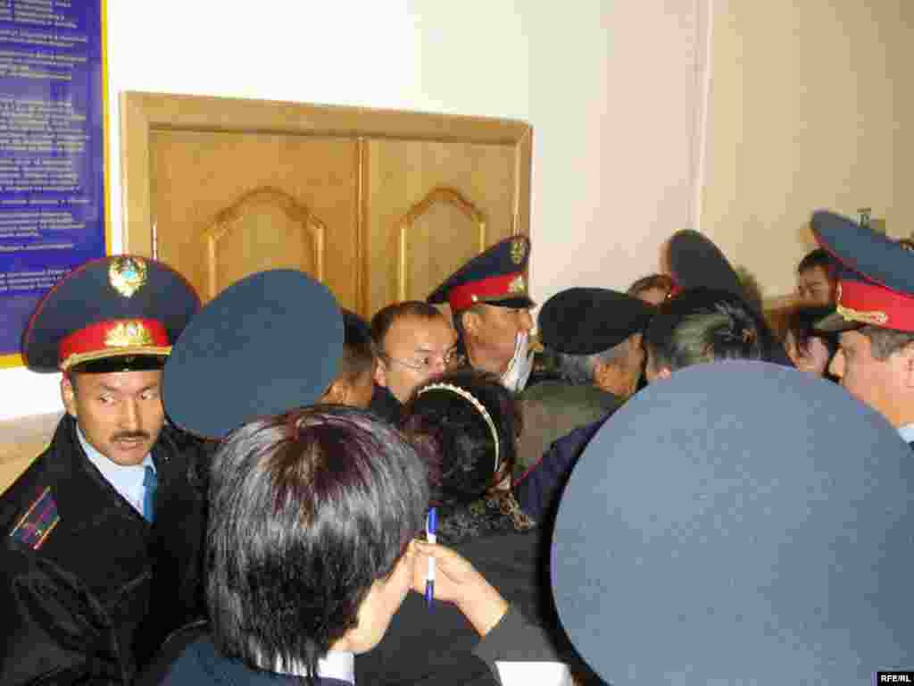 Охрана зала, где проходил процесс, также была усилена полицейскими. - Охрана зала, где проходил процесс, также была усилена полицейскими, даже общественные защитники подсудимых с трудом прошли на свои места.