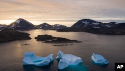 Grenland, autonomna teritorija Kraljevine Danske, fizički je bliža Sjedinjenim Američkim Državama, s udaljenošću od samo 1.900 kilometara između savezne države Maine i obala ovog arktičkog ostrva. 