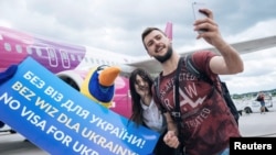  Пасажири з України фотографуються в аеропорту Гданська, Польща, 13 червня 2017 року 