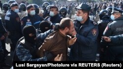 Hapšenje demonstranata na protestu u Jerevanu, 11. novembar 2020. 