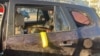 Potrivit anchetei, la momentul exploziei, oficialul se afla în interiorul autoturismului împreună cu soția sa.