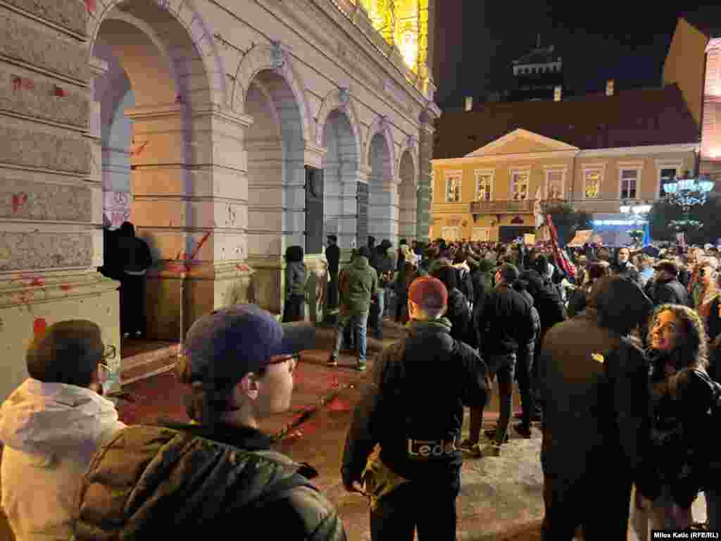 Jake policijske snage u opremi za razbijanje demonstracija, koje su se nalazile unutar Gradske kuće, odgovarale su suzavcem. 