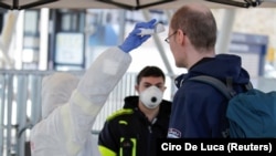 Medicinski radnik pregleda čoveka u Italiji