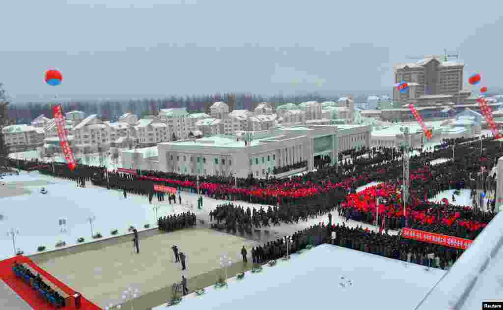 Эпизод торжественной церемонии. Государственные СМИ характеризуют Самчжиён как «воплощение современной цивилизации» и «образец горного города при социализме».