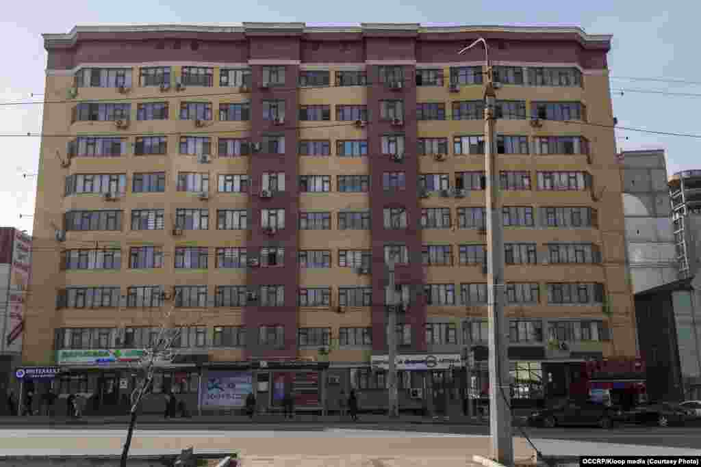 Жал-29, №3/3 61-батир Жаңы курулган үйдүн 9-кабатындагы батирдин эшигин эч ким ачкан жок. Жанында турган кошуна келиндин айтымында, буга чейинки кожоюн ошол эле үйдөгү башка батирге көчүп кеткен. Ошондон бери кирип-чыккан эч кимди көргөн эмес. Аянты: 75 кв метр Баасы: 53.300 (буга чейин сатылгандагы баасы) Матраимов сатып алган күн: 25-январь 2021-жыл Мамлекетке өткөрүлгөн күн: 1-февраль 2021-жыл 