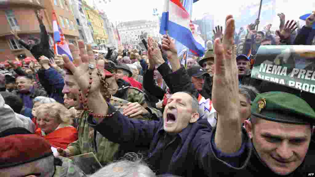Hrvatska - Slavlje nakon odluke o oslobađanju hrvatskih generala, Zagreb, 16. novembar 2012. Foto: AFP / Hrvoje Polan