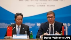 Serbian President Aleksandar Vucic (right) and Chinese Transport Minister Li Xiaopeng host a meeting of China and 16 countries of Central and Eastern Europe in Belgrade on October 16.