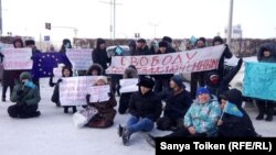 Митинг у здания представительства ЕС за освобождение политических заключенных, отмену решения суда о запрете движения «Демократический выбор Казахстана» (ДВК) и за выполнение Казахстаном своих обязательств в области прав человека. Нур-Султан, 26 ноября 2019 года.