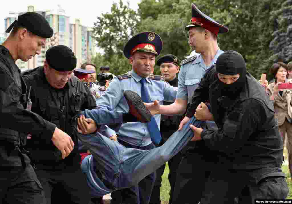 Люди, пришедшие на площадь Астана, выкрикивали лозунги "Бойкот!" и "Позор!". По разным оценкам, там собрались сотни людей. Эта акция вылилась в задержания. Алматы, 9 июня 2019 года. 