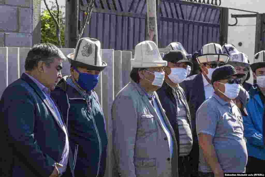 Акын менен коштошуу зыйнатына президенттин кеңешчиси Султан Раев, маданият, маалымат жана туризм министри Азамат Жаманкулов баштаган бийлик өкүлдөрү, маркумдун калемдештери, коомчулук өкүлдөрү, кесиптештери жана жакындары катышты.