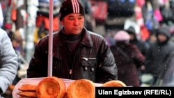 Продавец лепешек на рынке «Дордой». Иллюстративное фото