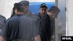 Privođenje optuženih za zločine u Morinju, maj 2010, foto: Savo Prelević
