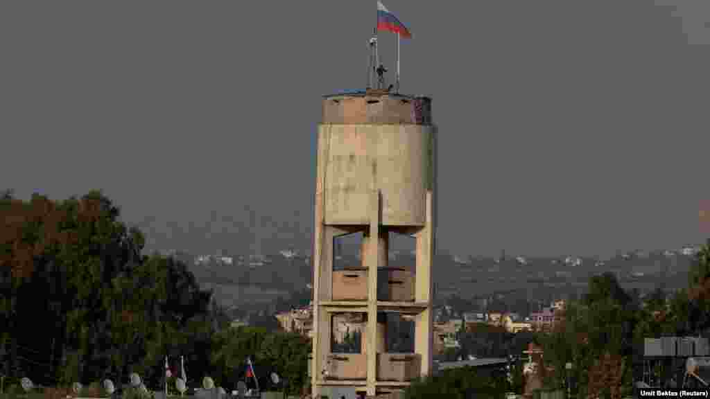 Ruski vojnici postavljaju nešto što izgleda kao nadzorni sistem na vrhu vodotornja unutar baze Hmeimim. Pored ovog očiglednog CCTV sistema, koji je Bektas snimio dok se gradio, kaže da postoji i "nadzorni sistem u zraku, poput cepelina iznad vojne baze za nadgledanje okoline."