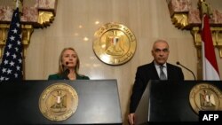 Государственный секретарь США Хиллари Клинтон и глава МИД Египта Мохаммед Камаль Амр на пресс-конференции по итогам переговоров о перемирии в Каире, 21 ноября