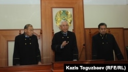 Судья Ержан Кененбаев (в центре) разъясняет суть вынесенного коллегией по уголовным делам Алматинского городского суда постановления по жалобам адвоката Айман Умаровой. Алматы, 1 ноября 2019 года.