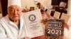 Мамбет Мамакеев Гиннестин рекорддор китебинин диплому менен. (архив)