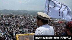 عالمزېب مسید په جنوبي وزیرستان کې د پي ټي اېم یوې جلسې ته وینا کوي - پخوانی انځور. 