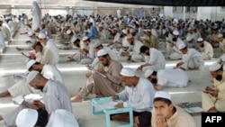 د کراچۍ د یوې دینې مدرسې زده کوونکي‌ د ازموینو پر مهال. (انځور: ارشیف)