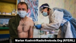 Вакцинація військових. Фоторепортаж з Авдіївки 