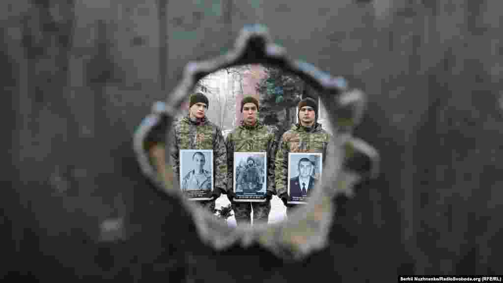 Оборона ДАП тривала 242 дні – з 26 травня 2014 року до 20 січня 2015 року, коли остаточно обвалилося підірване вдруге бойовиками перекриття терміналу. Останнім із території ДАПУ 23 січня 2015 року вийшов із побратимами ротний Максим Ридзанич. За даними Генштабу, за час оборони ДАПу загинув 101 військовий, 440 були поранені, дев'ятеро зникли безвісти. Окрім підрозділів ЗСУ в обороні Донецького аеропорту брали участь добровольці «Правого сектору», «Карпатської січі» та інших формувань. Серед наймолодших загиблих добровольці Святослав Горбенко та Сергій Табала.