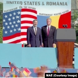 În imagine, fostul președinte al României, Emil Constantinescu, și fostul președinte al SUA Bill Clinton, la vizita acestuia în România, în 1997, urmată de stabilirea parteneriatului strategic.