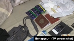 Državna televizija "Belarus 1" je prikazala video snimke napravljene tokom hapšenja na kojima su prikazani ruski pasoši, svežnjevi američkih dolara, papiri ispisani na arapskom, kartica za mobilni telefon sa sudanskim brojem.
