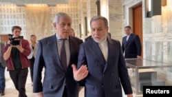 د ايران د بهرنیو چارو وزیر عباس عراقچي د اپرېل پر ۱۹مه له خپل ايټالوي سیال سره په روم کې د خبرو پر مهال.