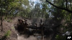 Военнослужещи от 93-та механизирана бригада на Украйна стрелят с френски тежък миномет MO-120-RT по руските сили на фронтовата линия край град Бахмут в Донецка област в сряда, 22 май 2024 