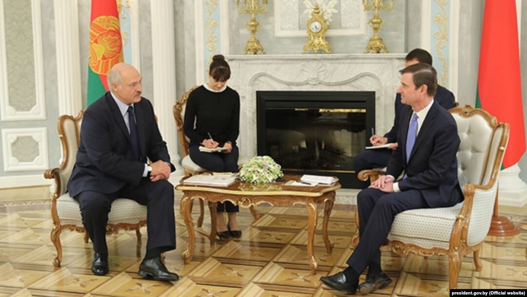 Belarusian President Alyaksandr Lukashenka (left) and U.S. Undersecretary for Political Affairs David Hale meet in Minsk on September 17.