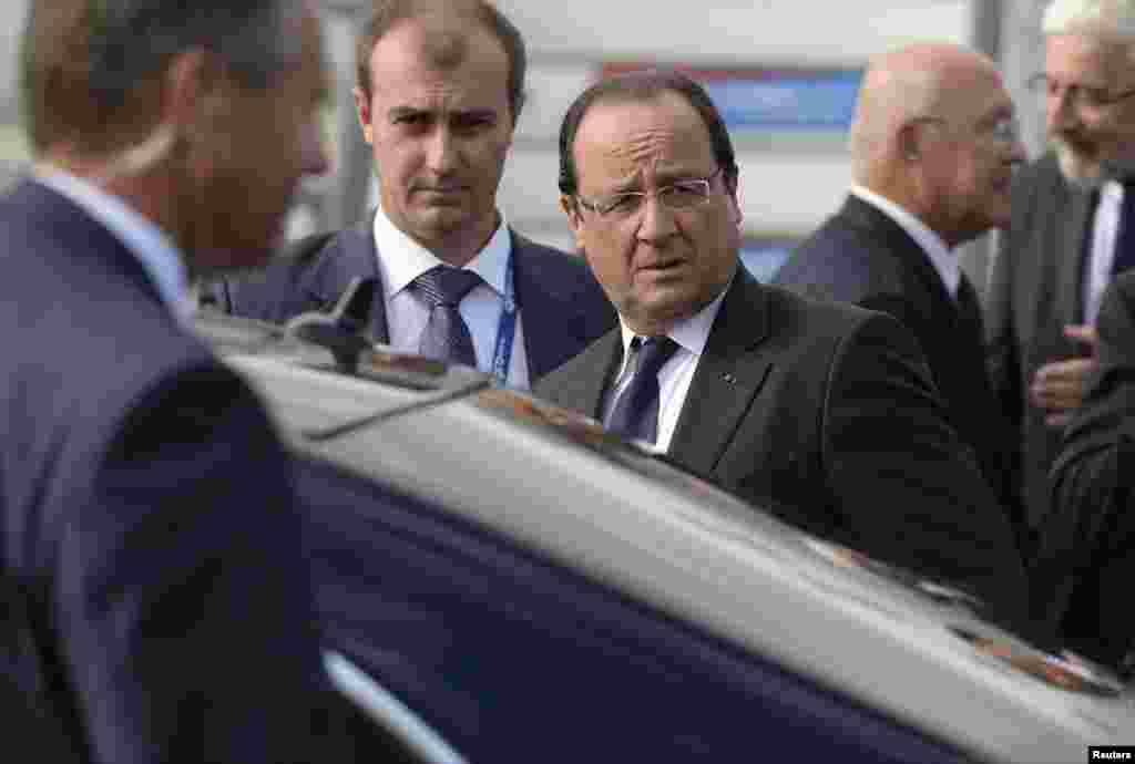 Francuski predsjednik Francois Hollande neposredno po dolasku u Sankt Petersburg, 5. septembar 2013.