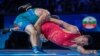 Атабек Азисбеков (в красном трико) в схватке за бронзовую медаль Чемпионата мира с узбекистанским борцом Рустамом Ассакаловым. Нур-Султан, 16 сентября 2019 года.