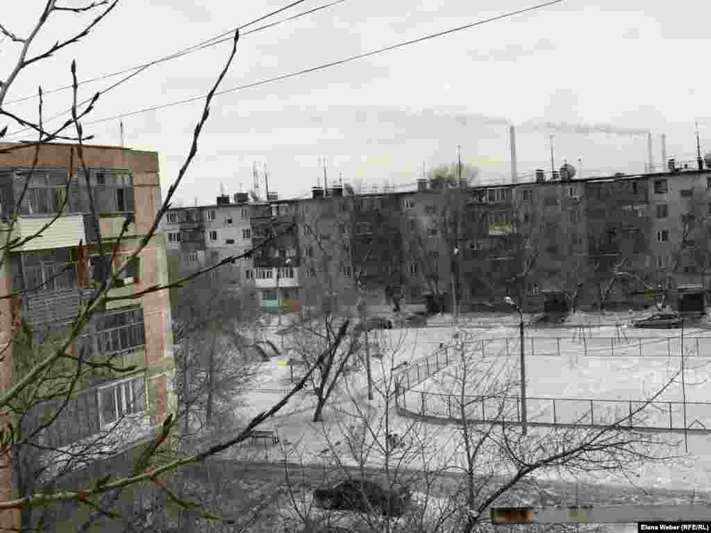 Дым от металлургического комбината в сторону жилого массива. Благодаря датчикам, которые установила в Темиртау общественная организация «Отражение» на средства посольства США, жители получили доступ к информации об уровне загрязнения воздуха мелкодисперсными частицами PM-2,5. За показаниями трех датчиков можно наблюдать в режиме онлайн. По словам председателя объединения «Отражение» Елены Варгановой, в ближайшее время будут установлены еще два датчика. Это позволит отслеживать состояние воздушного бассейна во всех районах Темиртау.