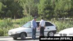 Полицейским в Туркменистане велели до 25 декабря похудеть, сказав, что вес сотрудника не должен превышать 100 килограммов.