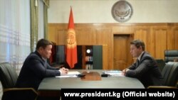 Президенттин милдетин аткаруучу Талант Мамытов жана өкмөт башчынын милдетин аткаруучу Артем Новиков. 2020-жылдын 17-ноябры.