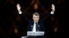 Избранный президент Франции Эммануэль Макрон приветствует сторонников поздно вечером 7 мая 2017 года. 