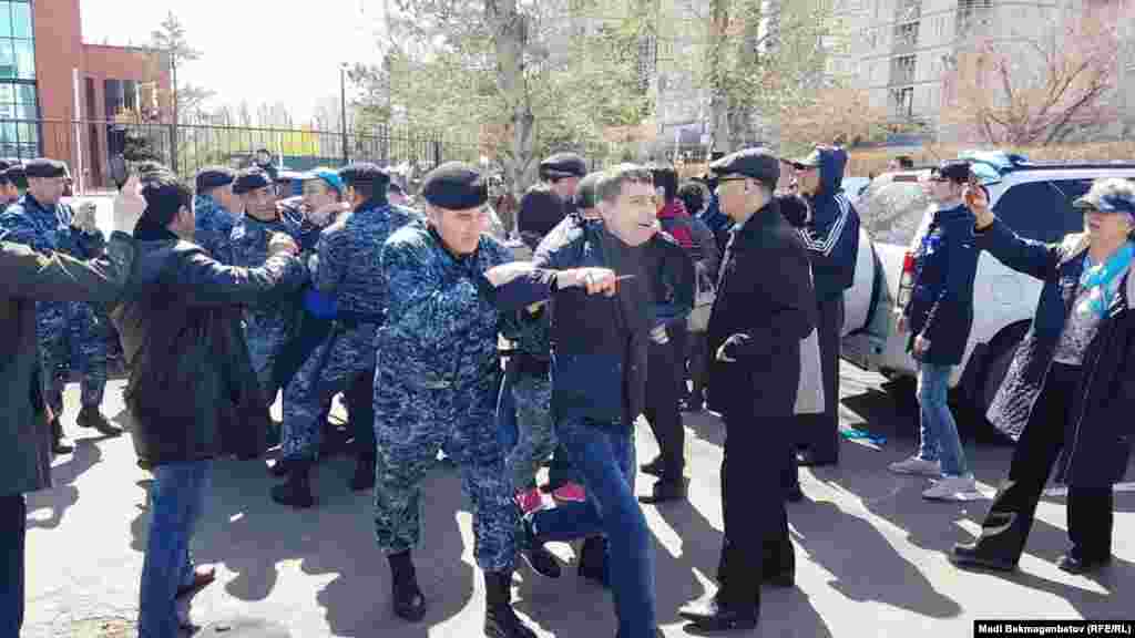 В Астане участники акции с требованием «освободить политзаключенных» собрались у зданий дипломатических представительств европейских стран, по улице Космонавтов.
