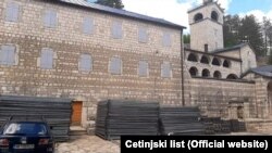 Ispred Cetinjskog manastira dopremljen je materijal za podizanje zaštitne ograde