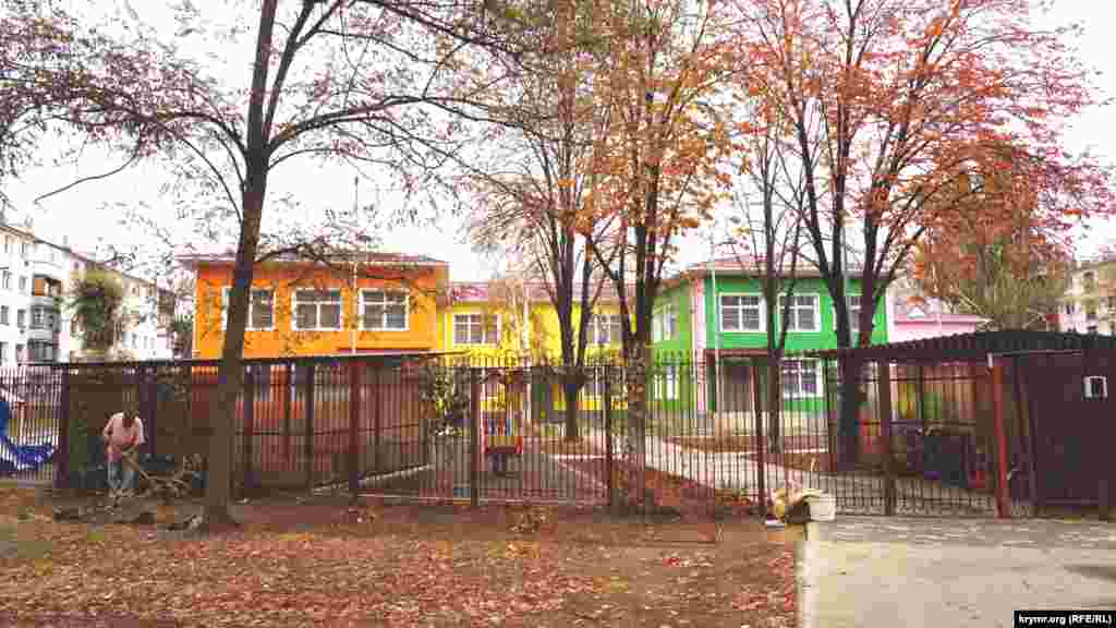 В Армянске, тем временем, настоящая осень. Температура воздуха достигала +17-+20 градусов. После трехнедельных вынужденных каникул в здравницах Евпатории и Сак в город вернулись дети