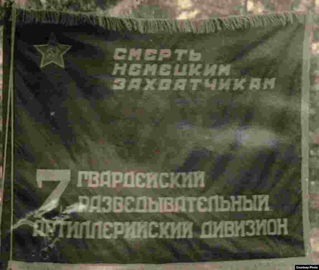 Маткерим Рахманбердиевдин уулу Кубанычбектин айтымында бул анын атасы согуш учурунда тарткан сүрөттөрдүн бир эле бөлүгү. Калган сүрөттөрү сакталбай калган. 