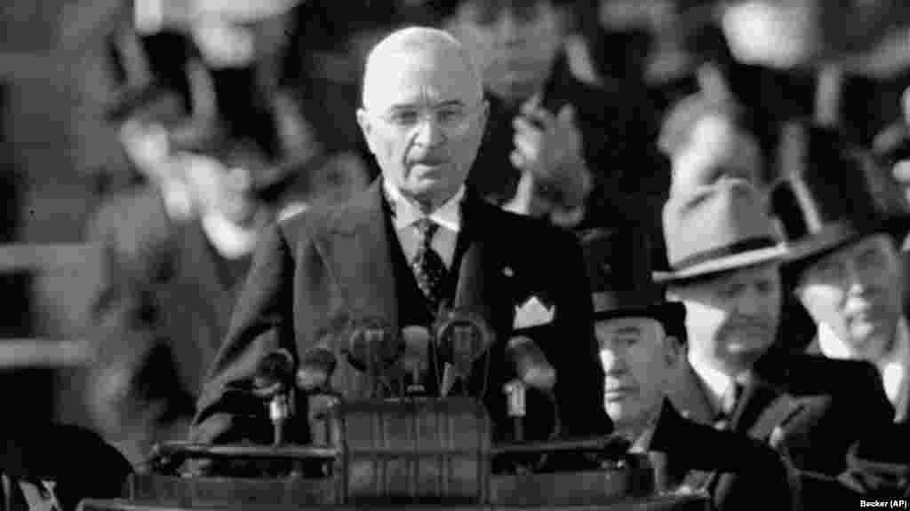 Predsjednik Harry S. Truman drži svoj inauguracijski govor s Kapitola 20. januara 1949. godine. Govor je otvorio Trumanov jedini puni mandat kao predsjednika. Služio je kao potpredsjednik pod Rooseveltom i započeo skraćeni prvi mandat kao premijer nakon Rooseveltove smrti u aprilu 1945. godine. 