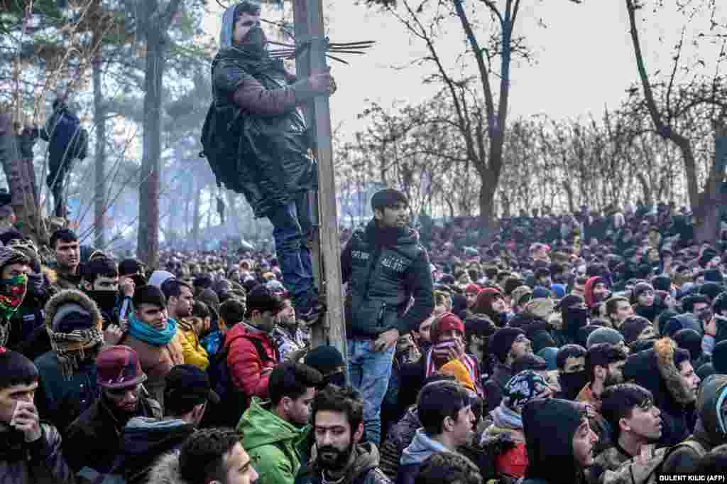 Migranti se okupljaju unutar zaštitnog područja između Turske i Grčke, na Pazarkuleu, u okrugu Edirne, 29. februara.