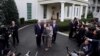 Senatori Steny Hoyer, Chuck Schumer i Dick Durbin, te predsjednica Zastupničkog doma Nancy Pelosi daju izjave novinarima ispred Bijele kuće nakon razgovora sa američkim predsjednikom.