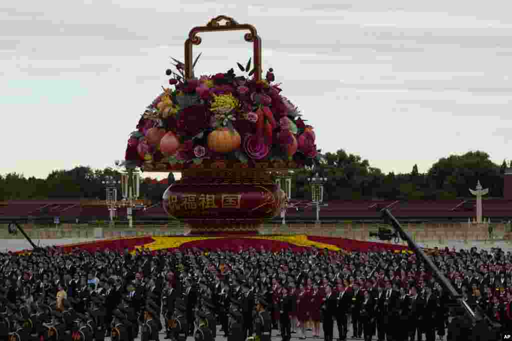Actualul președinte Xi Jinping a devenit lider pe viață prin eliminarea limitelor de mandate și prin extinderea puterii sale asupra organismelor-cheie, guvernamentale și de partid. China nu permite alegeri competitive, iar partidul păstrează un control aproape total asupra mass-mediei, care informează selectiv cei 1,4 miliarde de locuitori ai săi.