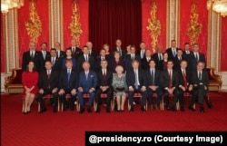 Șefii de stat și de guvern din țările membre NATO alături de Regina Elisabeta.