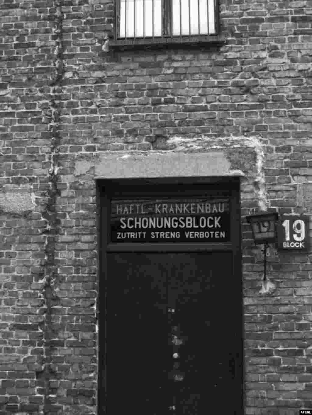 27.01. 1945. oslobođen je najveći nacistički logor smrti Auschwitz, simbol holokausta i stradanja, u kojem je tokom Drugog svetskog rata najmonstruoznije stradalo najmanje 1,5 milion ljudi.