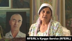Хадича Аскарова на фоне портрета умершего супруга Азимжана Аскарова. Август 2020 г.