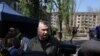 კიევის მერი ვიტალი კლიჩკო რუსეთის მასირებული შეტევის შედეგად დაზარალებულ სვიატოშინსკის რაიონში. 2025 წლის 24 აპრილი 